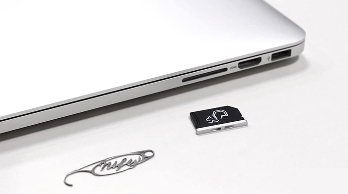 Reža za spominske kartice SD na boku vašega Macbooka lahko služi kot izredno učinkovit "podaljšek" vašega internega spomina. Na fotografiji: Adapter Nifty MiniDrive adapter