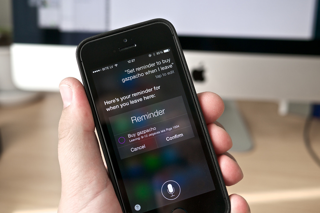 Siri je v iPhonih na voljo že od modela 4S, od takrat pa je postala pametnejša, lepša in kmalu bo na voljo tudi na Applovih računalnikih.