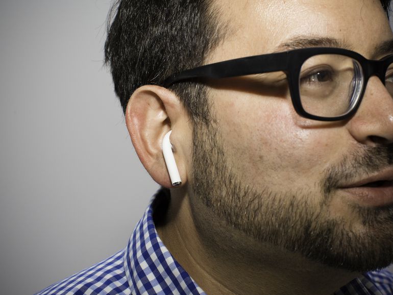 Dobesedno brezžične nove Applove slušalke AirPods v akciji. Vir: Cnet
