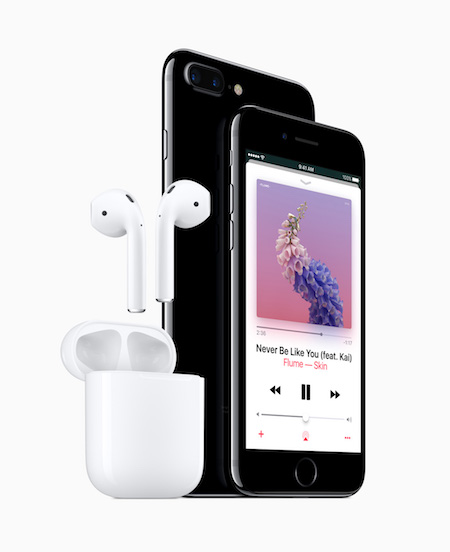 Nove slušalke AirPods so povsem brez žic in ponujajo do pet ur neprekinjenega poslušanja glasbe.