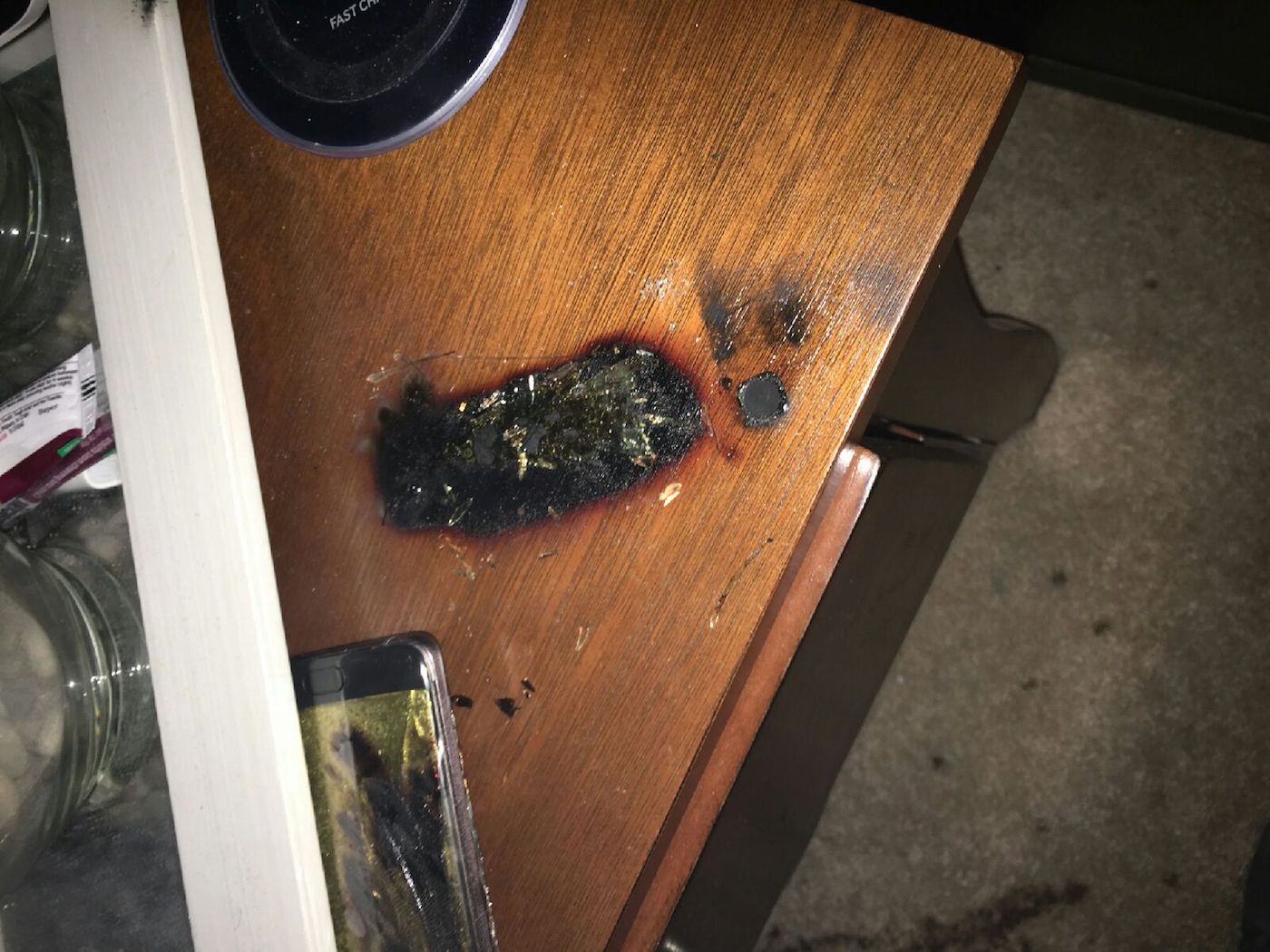 Tako je Note 7 Shawnu poškodoval nočno omarico.