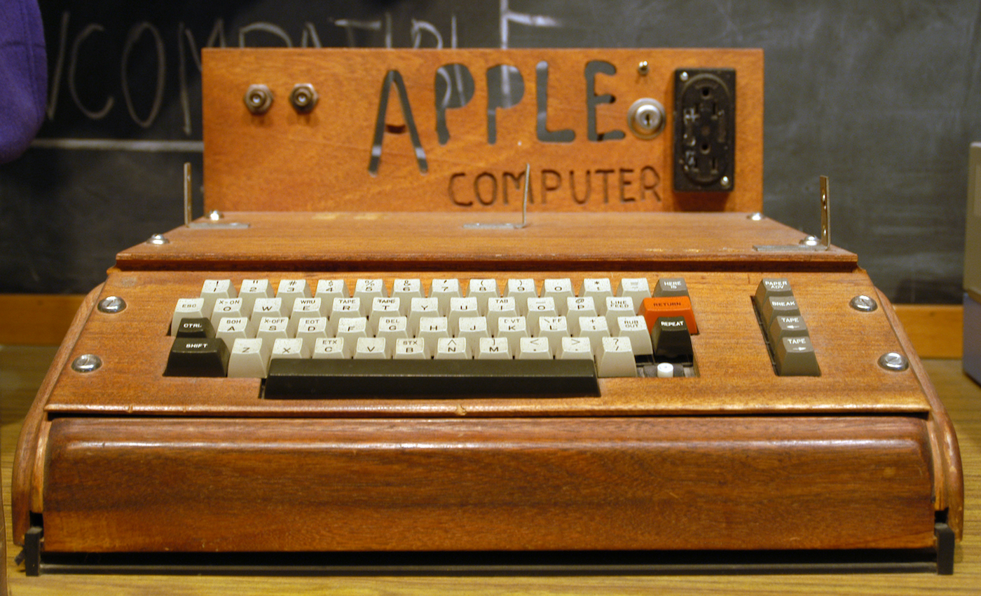 Računalnik Apple I Stevea Jobsa in Stevea Wozniaka leta 1976.