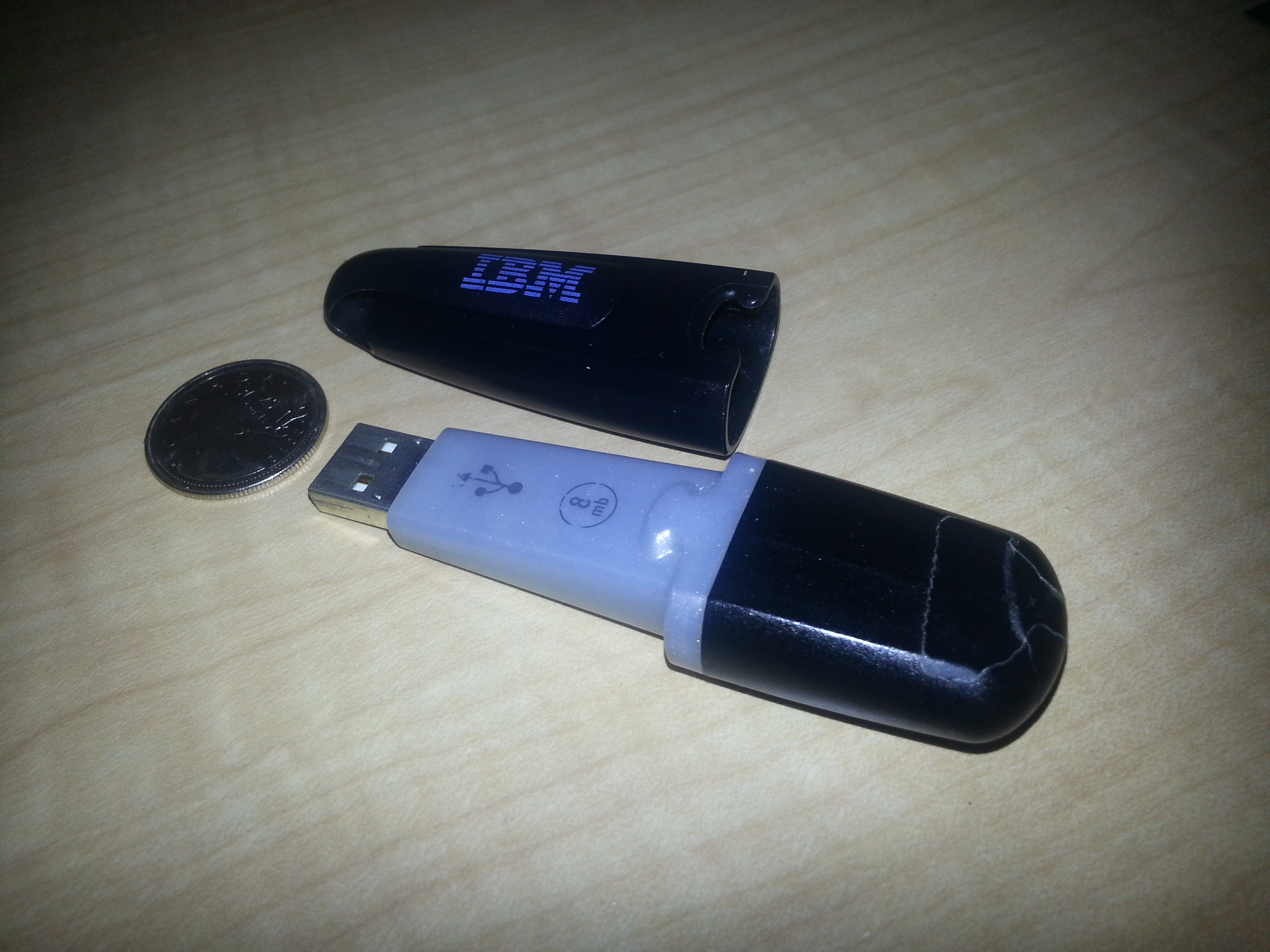 Prvi komercialni USB ključek.