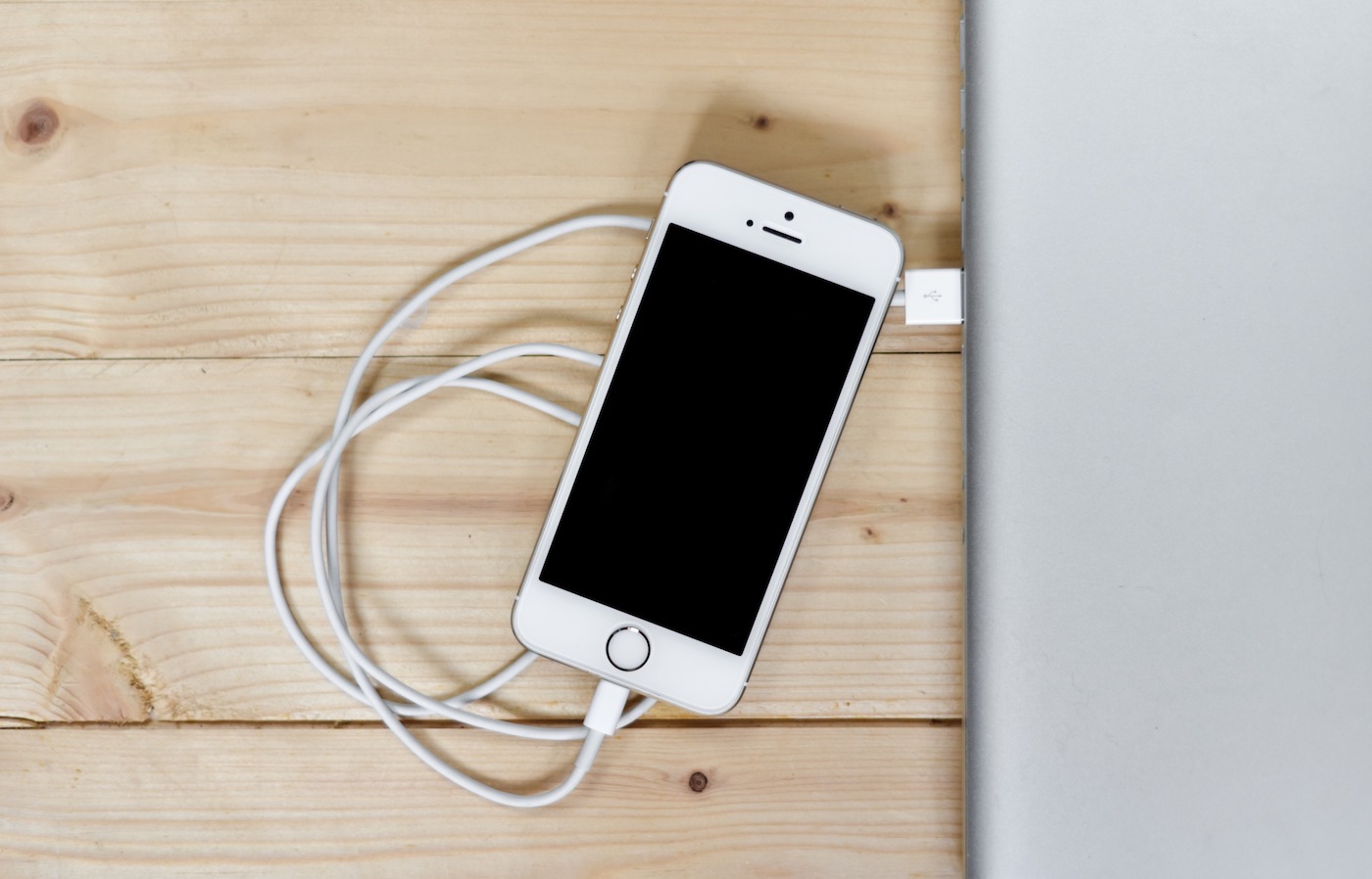 Mobilnike polnimo z različnimi polnilci ali kar neposredno s pomočjo USB kabla na računalniku, vendar to lahko slabo vpliva na delovanje. Baterijo lahko različne jakosti električenga toka motijo, zato je pametno, da iPhone polnite le z uradnim polnilcem z električnim tokom 1 ampera.