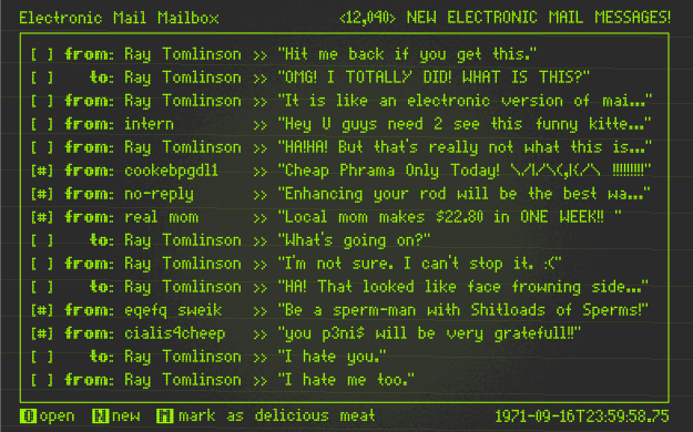 Ray Tomlinson je leta 1971 prek sistema Arpanet uspešno poslal zgornja sporočila na računalnik poleg njega.