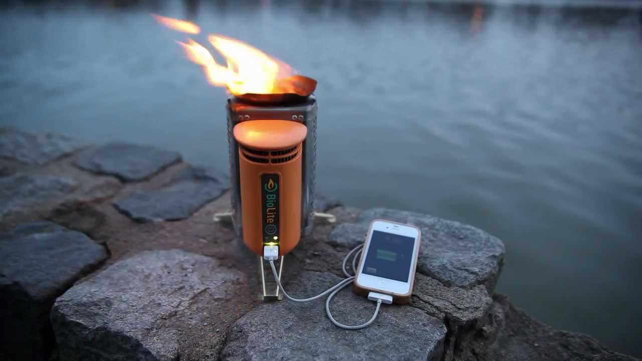 Medtem ko kurimo drva, lahko istočasno polnimo še mobilni telefon.