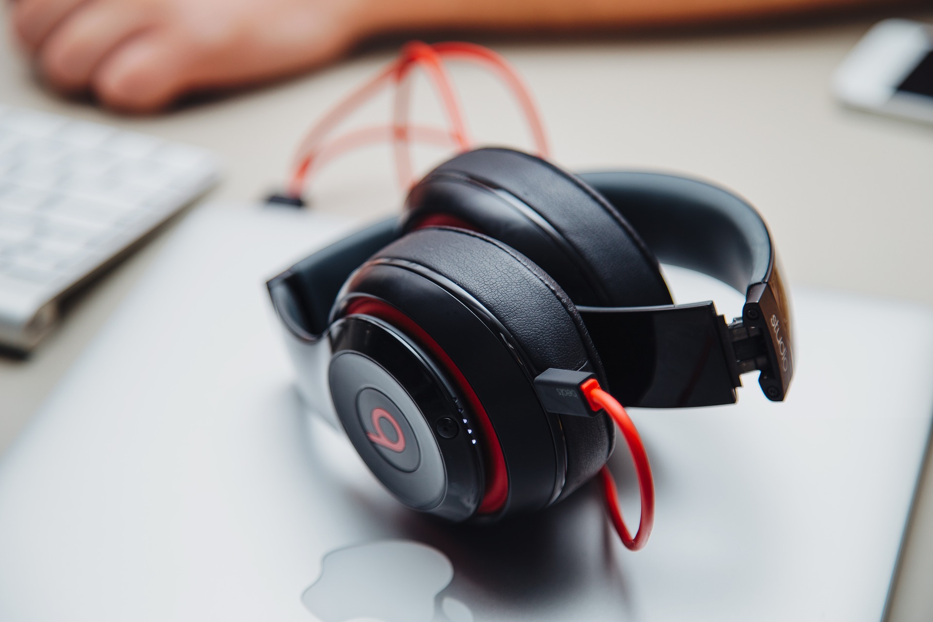 Vodilne slušalke so še vedno Beats in tudi te so v lasti Appla.