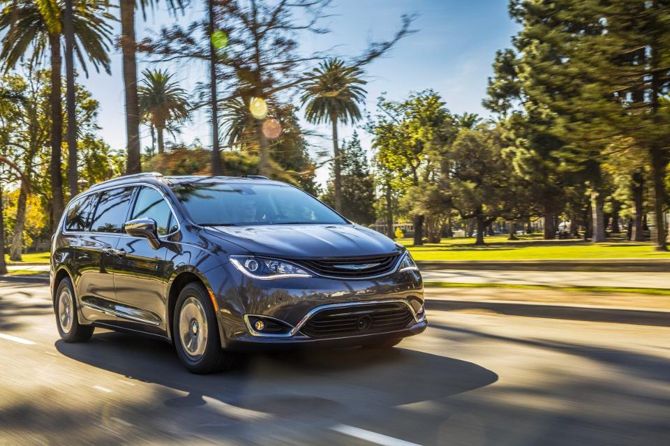 Chrysler naj bi razkril električno samovozečo verzijo enoprostorca Pacifica.