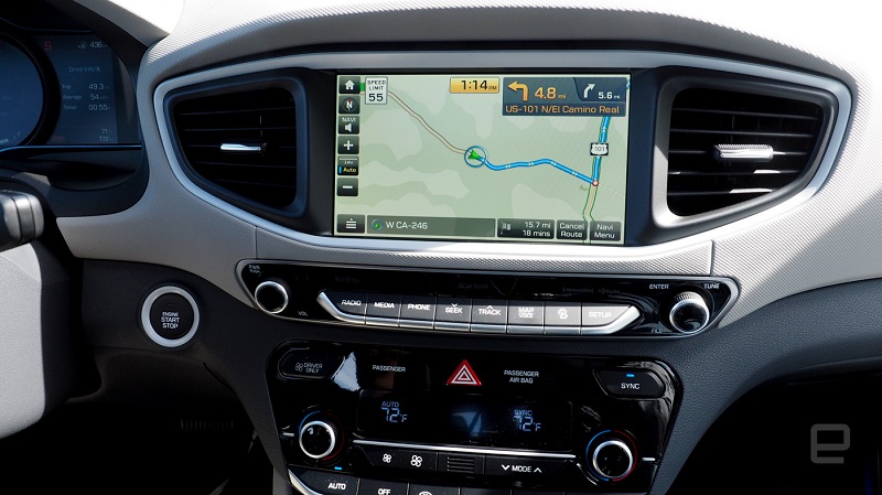 Kljub relativno nizki ceni, pa Hyundai v svojih Ioniq vozilih ponuja veliko standardne opreme. Vir: Engadget