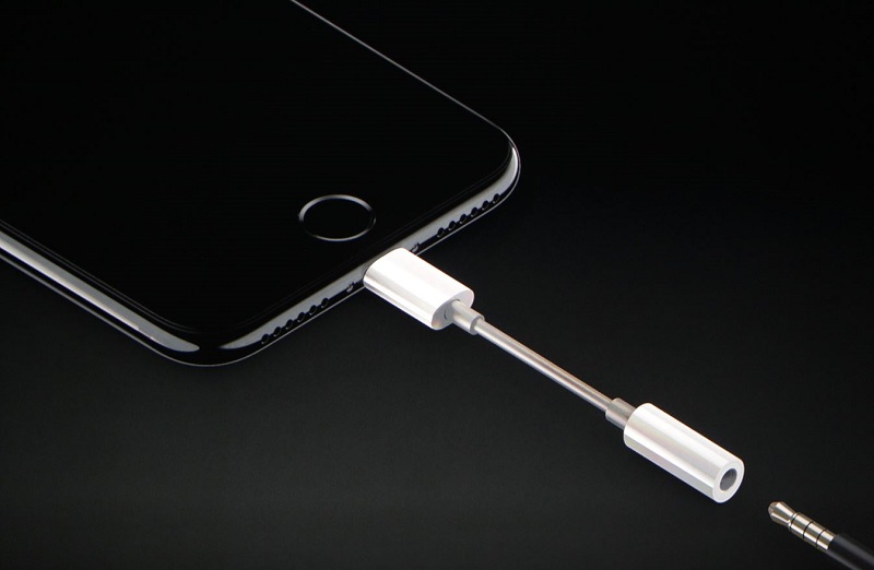 Apple je svojim kupcem brezplačno dodal adapter za priklop običajnih slušalk. Vir: braindamaged.fr
