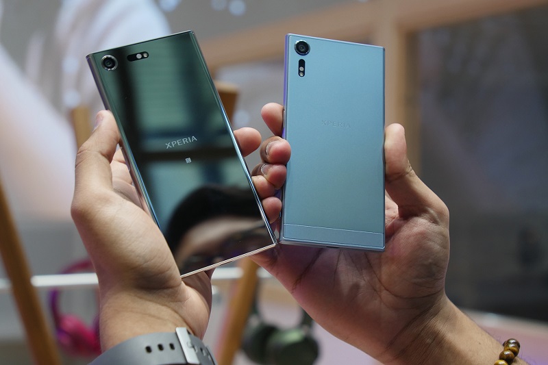 Ali si bomo lahko energijo sposojali kar s prijateljevega telefona? Vir: digitaltrends.com