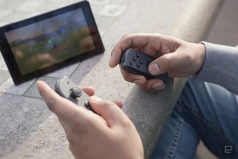 Tablico lahko uporabnik položi na mizo in igra zgolj s kontrolerjema v rokah. Vir: Engadget