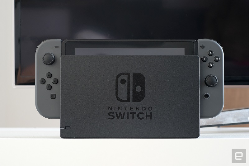 Konzolo Switch lahko uporabnik enostavno položi v priklopno postajo, odstrani kontrolerje in že lahko igra na svojem televizorju. Vir: Engadget