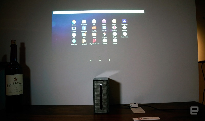 Xperia Touch postavite ob vznožje stene in že imate na zidu delujočo virtualno tablico, ki jo lahko uporabite za gledanje filmov, prikazovanje družinskega koledarja ali seznama opravil namesto listkov na hladilniku. Vir: Engadget