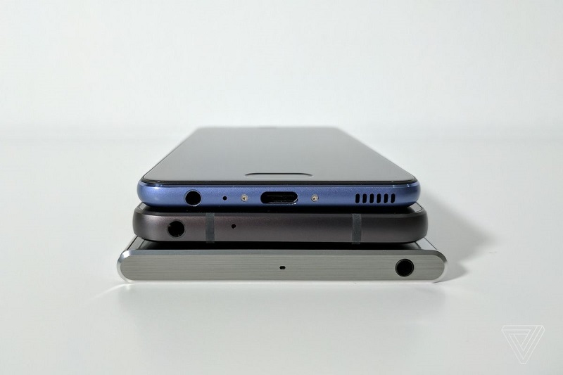 Večina proizvajalcev še vedno vključuje priljubljeni 3,5 mm izhod v svoje telefone. Vir: TheVerge