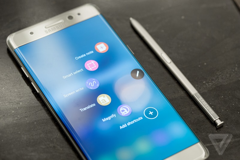 Mobilniki Galaxy Note so veljali za kralje produktivnosti, saj so poleg pisala S Pen ponujali kar nekaj trikov za lažje jemanje zapiskov, posnetkov zaslona, itd. Vir: TheVerge