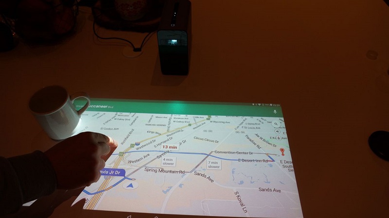 Vašim prijateljem kar na mizi pokažite slike s potovanja, jim narišite pot do lokacije, skecirajte načrt ... Vir: CNET