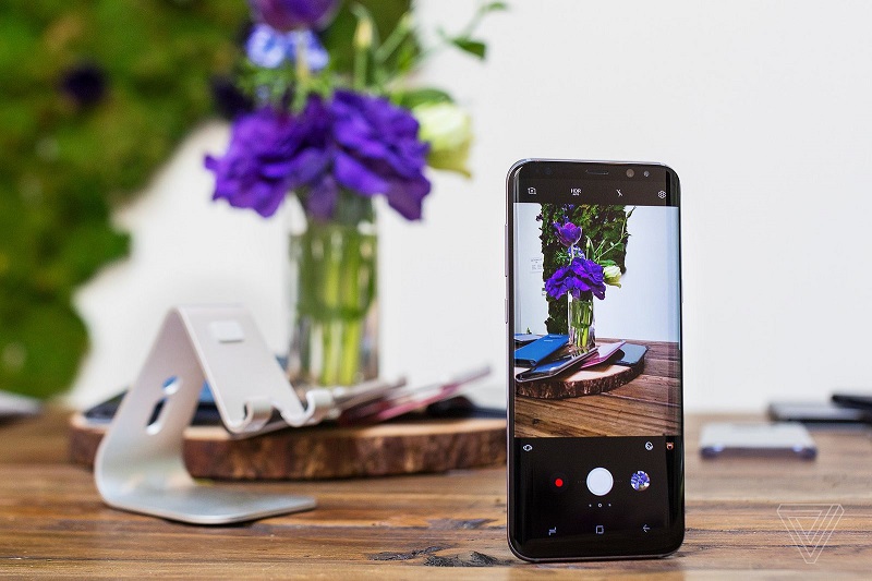 Kamera je strojno enako kot pri lanskem Galaxy S7, je pa Samsung izboljšal programski del, ki prinaša hitrejše slikanje in boljšo kakovost posnetkov. Vir: TheVerge