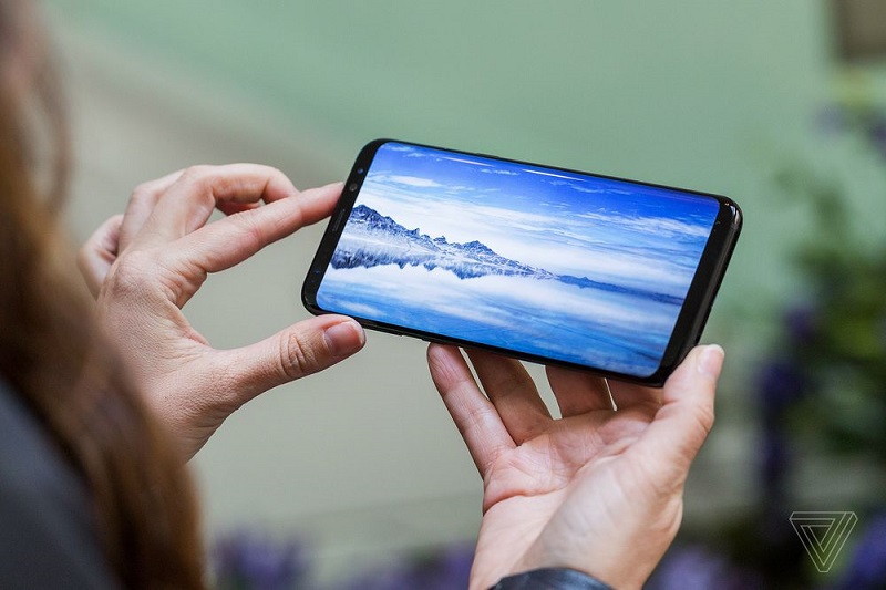 Zaslon na Galaxy S8 najbolj izstopa. Vir: TheVerge