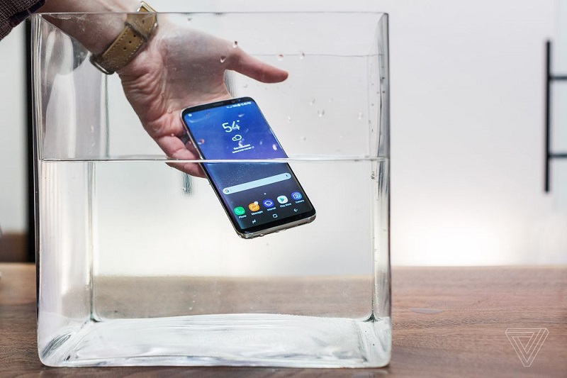 Samsung je seveda oba modela ohranil vodoodporna. Vir: TheVerge