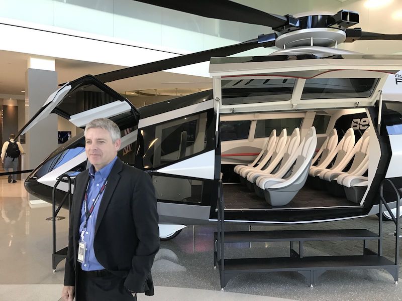 Poleg Pipistrela bo na projektu sodelovali še štirje drugi proizvajalci zračnih plovil. Na sliki je direktor podjetja Bell Helicopter in njihov futuristični koncept FCX-001. Vir: TheVerge