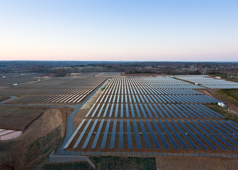 Apple je eden redkih, če ne edini, ki svoje podatkovne centre poganjajo s popolnoma čisto energijo. Vir: gigaom.com