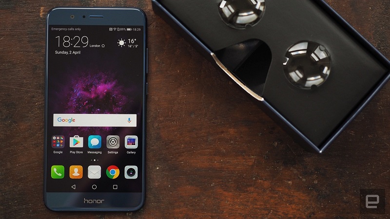 Za razliko od najnovejših telefonov Samsunga in LG-ja, je 14,5 cm (5,7-palčni) zaslon na Honor 8 Pro razlog za konkretno velik telefon. Vir: Engadget