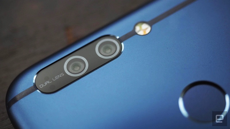 Poleg velikosti samega telefona je lahko tudi na papirju slabša kamera razlog za izbiro P10, namesto Honor 8 Pro. Vir: Engadget
