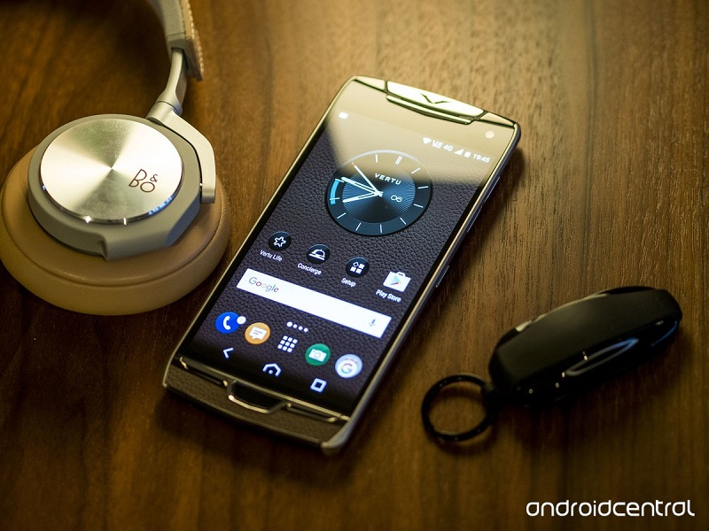 Vertu Constellation že po izgledu izstopa od običajnih pametnih telefonov. Vir: Android Central