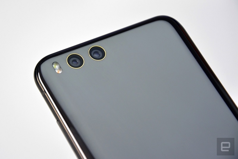 Xiaomi si je delovanje dveh kamer na zadnji strani pogledal pri Applu. Vir: Engadget
