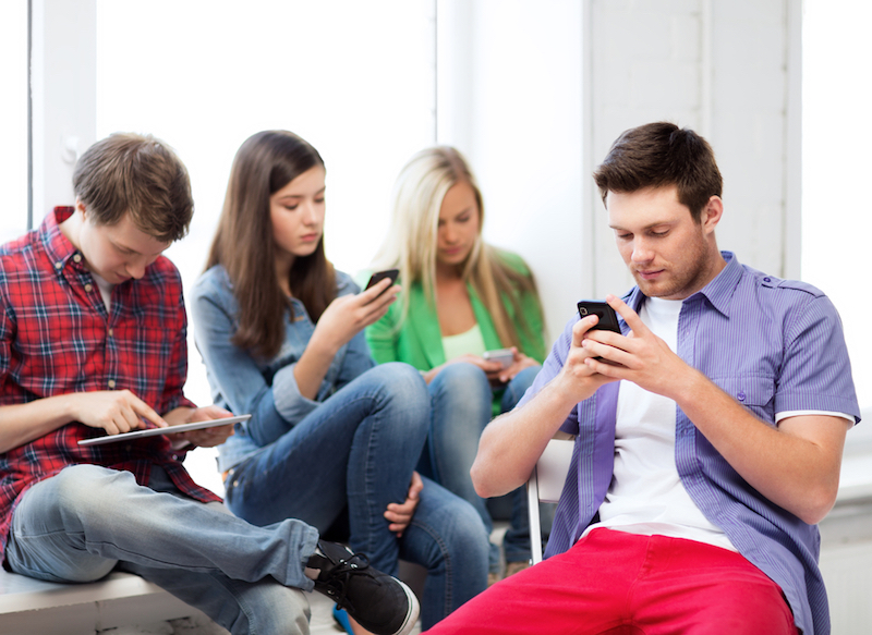 Psihologi opozarjajo tudi na pozitivne vplive socialnih omrežij. Mlade je treba naučiti spopadati se z vsemi vidiki medijev. Vir: Lingo24