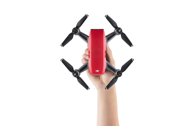 DJI Spark je velik toliko kot pametni telefon s pripetimi propelerji.