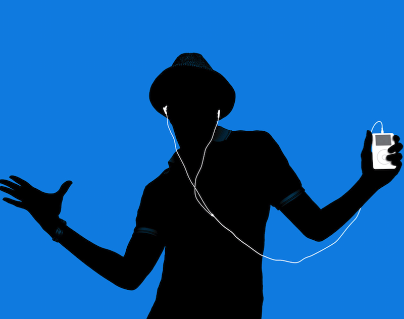 Apple je populariziral legalno nalaganje MP3 pesmi in predstavil tudi izredno pribljubljen predvajalnik iPod. MP3 format pa je pogumno vztrajal predvsem zaradi ilegalnega nalaganja glasbe z interneta.
