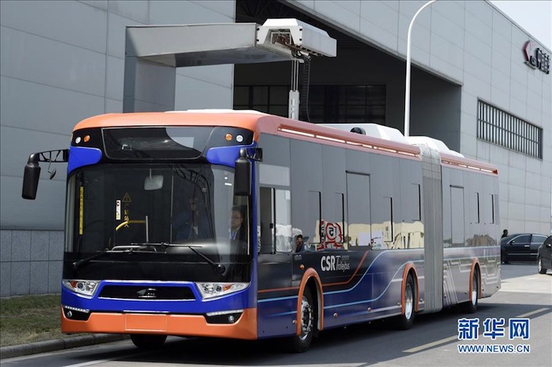 Kitajska razumljivo predstavlja največji trg električnih vozil na svetu. V svoji floti pa imajo tudi električne avtobuse, ki se lahko na postajališčih v 10 sekundah napolnijo za novih 5 kilometrov vožnje.