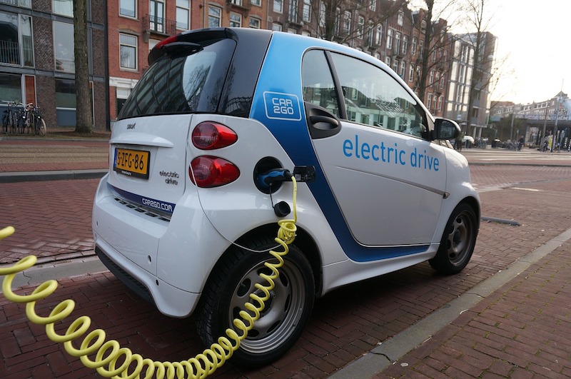 V Amsterdamu gradijo električne polnilne postaje tam, kjer zanje zaprosijo lastniki vozil.