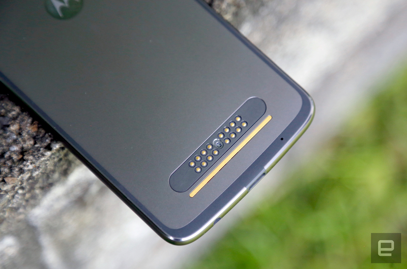 Tudi Z2 Play ima na dnu zadnje strani konektorje, s katermi se dodatki Moto Mods povežejo na telefon. Vir: Engadget