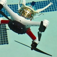 Dron, ki leti, plava in se potaplja