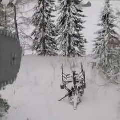 Video: Ubijalski dron z motorno žago uniči snežake
