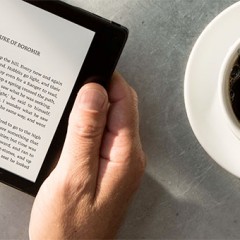 Amazon predstavil luksuzni e-bralnik Kindle Oasis