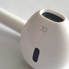 Bodo iPhonu 7 priložene napredne žično-brezžične slušalke?