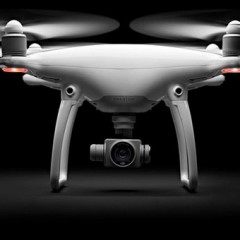 Dron DJI Phantom 4 s funkcijo sledenja premikajočemu se predmetu