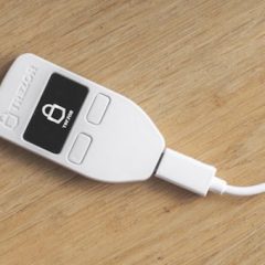 Denarnica TREZOR za varno poslovanje s kriptovalutami
