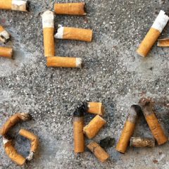 Vrane bi lahko namesto ljudi z ulic pobirale cigaretne ogorke