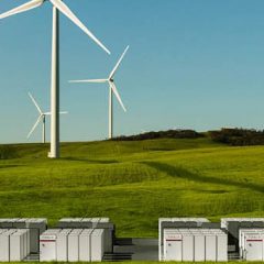 Tesla za stavo rešuje električno energijo na odročnih krajih