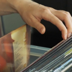 Vinilke in CD-ji se prodajajo bolje kot digitalne kopije albumov