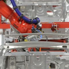 Elon Musk: “V proizvodnji uporabljamo preveč robotov”