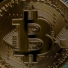 Bitcoin in ostale kriptovalute strmo padajo