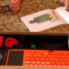 Kano je svojemu poučnemu računalniškemu kompletu dodal še zaslon na dotik