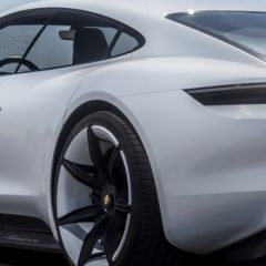 Kmalu prihaja Porschejev povsem električni športni avtomobil Taycan