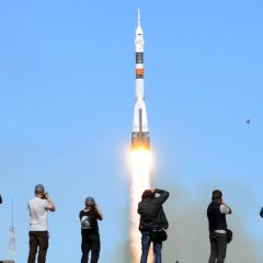 Trije astronavti uspešno poleteli v vesolje v ruski raketi Sojuz
